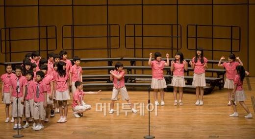 ↑2010년 아름다운가게가 개최한 어린이 합창대회 모습.합창은 어린이들 스스로 책임감과 자존감을 찾아가는 좋은 방법이기도 하다. ⓒ아름다운가게