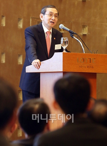 김동수 공정거래위원장은 14일 서울 소공동 롯데호텔에서 열린 '머니투데이 오프라인신문 창간 11주년 기념 조찬 강연회'에서 '기업환경과 공정거래 정책방향'을 주제로 강연했다.