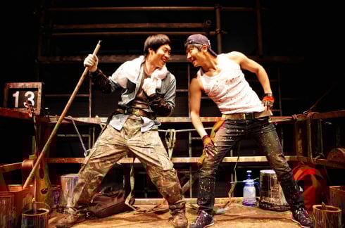 ↑연극 '칠수와 만수'에서 열연 중인 송용진(오른쪽)과 진선규. 대학로 문화공간 필링1관에서 7월8일까지 공연한다.