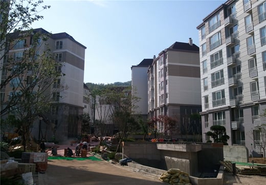 ↑SH공사가 서초구 우면동 297번지 일대에 약1000억원의 공사비를 들여 짓고 있는 외국인 전용 임대아파트가 96%의 공정률을 기록하고 있지만 외국인 공급과 관련한 법령정비가 늦어지면서 입주자모집을 못하고 있다. ⓒ최강선 서울시의원 제공.