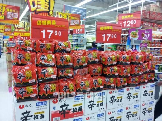 상하이 로터스 매장에 진열된 신라면