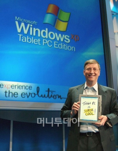 ↑ 빌게이츠 MS 창업자가 2001년 미국 라스베이거스에서 열린 추계 컴덱스에서 첫 태블릿PC용 윈도XP 운영체제와 파일럿 제품을 선보이고 있다.