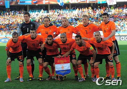 ▲유로2012 조별리그에서 3패로 탈락한 네덜란드 대표팀, 앞줄 왼쪽 세번째가 반 더 비엘 (사진='OSEN' 제공)