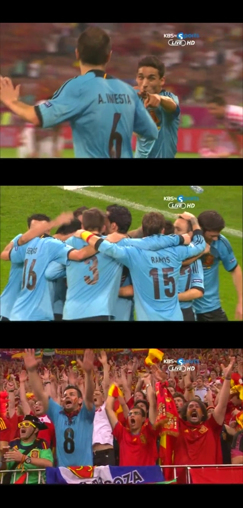헤수스 나바스가 결승골을 넣은 후 이니에스타와 기쁨을 함께 나누고 있다.(사진=중계화면 캡쳐)