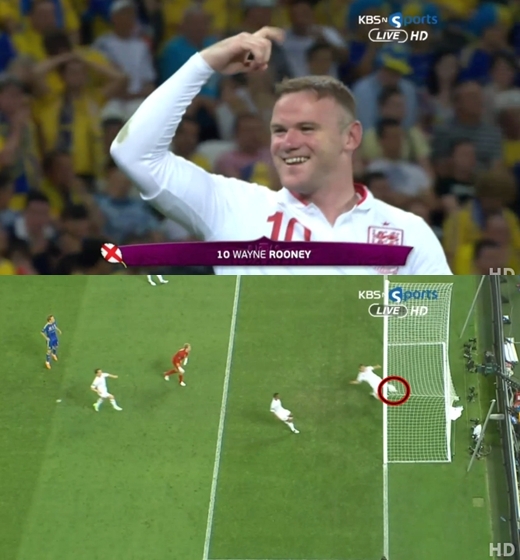 결승골을 터뜨린 웨인 루니(위쪽)와 존 테리가 골라인을 넘어간 공을 걷어내면서 오심 논란이 된 장면(아래쪽) (사진=중계화면 캡쳐)