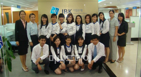 ↑기업은행 호찌민지점 현지직원들.