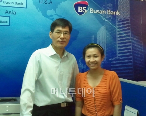 ↑부산은행 호찌민사무소의 최근환 소장(왼쪽)과 현지 직원.