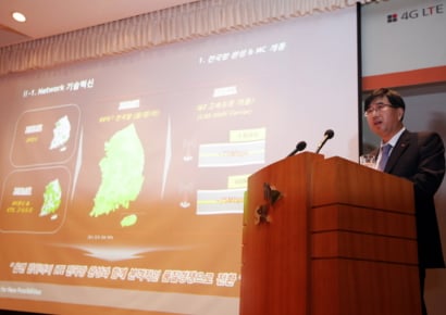 ↑20일 SK텔레콤 T타워 4층에서 열린 LTE설명회에서 SK텔레콤 배준동 사업총괄이 SK텔레콤이 LTE시대에 이룬 성과에 대해 설명하고 있다.