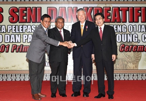 ↑부영그룹은 인도네시아 '멘뗑 제1초등학교'에 디지털피아노1만대와 교육용 칠판 3만대를 기증했다고 20일 밝혔다. 사진은 이중근 부영그룹 회장(사진 오른쪽 두번째)이 수얀토 인도네시아 기초교육국 총국장(사진 왼쪽 첫번째)등과 기념촬영을 하는 모습. ⓒ부영그룹 제공.