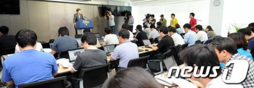 ↑ 지난 19일 오전 서울 도곡동 야구회관에서 '한국야구위원회(KBO), 2012 임시 이사회' 결과를 발표하고 있다. 이날 이사회에서는 선수수급문제 등 프로야구의 질적 가치가 급격히 하락할 것을 우려해 10구단 창단을 당분간 유보하기로 했다. ⓒ(서울=뉴스1) 박지혜 기자