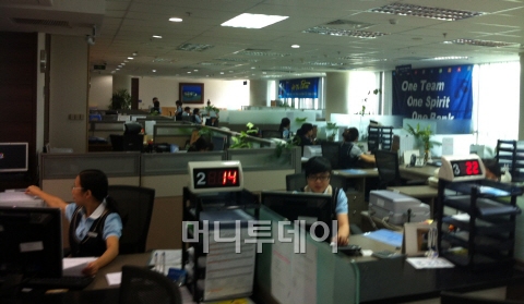 ↑신한은행 호찌민센터의 창구 모습.