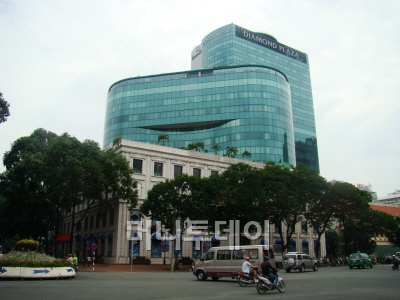 ↑베트남 호찌민 중심가 다이아몬드플라자에 위치한 기업은행 호찌민지점. 기업은행 호찌민 지점은 이 건물 6층에 자리잡고 있다.