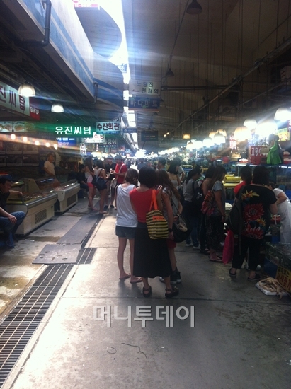 지난 18일 낮 서울 동작구 노량진 수산시장을 찾은 외국인들의 모습.