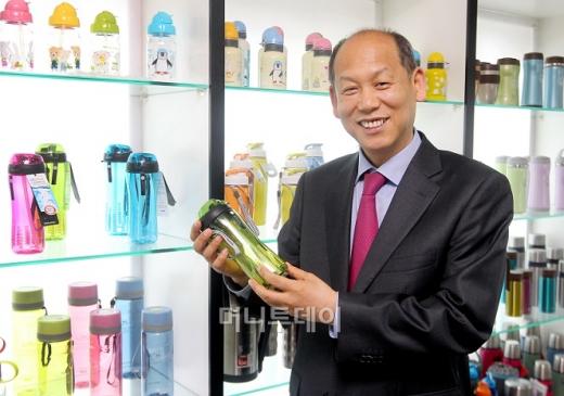 ↑ 김준일 락앤락 회장은 현장경험을 중국성공 1조로 꼽는다. 김회장이 중국서 인기있다는 밀폐형 차통을 들고 포즈를 취하고 있다(사진=홍봉진 기자)