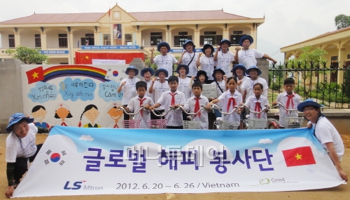 LS엠트론은 지난달 20일부터 25일까지 베트남 뛰엔꽝성 반푸 초등학교에서 봉사활동을 펼쳤다. 천병기 LS엠트론 이사(첫번째줄 왼쪽에서 첫번째)와 글로벌 해피봉사단이 반푸초등학교 벽화 앞에서 아이들과 기념촬영하고 있다.