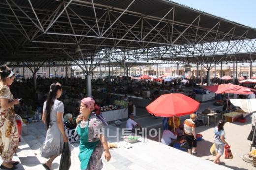 ↑ 우즈베키스탄의 한 재래시장 전경.