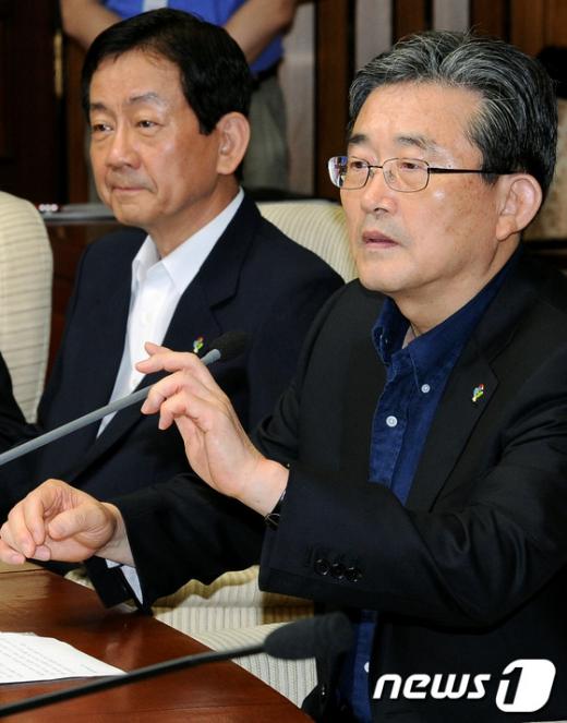 26일 서울 여의도 국회의사당에서 열린 새누리당 원내대책회의에서 이한구 원내대표가 모두발언하고 있다. 이 원내대표는 "국회개원지연으로 사법부를 반신불수 만들고 있다"며 "더 이상 국회가 국제적 망신 대상 되지 않도록 하고 사법부 반신불수 되지 않도록 해야한다"고 말했다.2012.6.26/뉴스1  News1 이종덕 기자