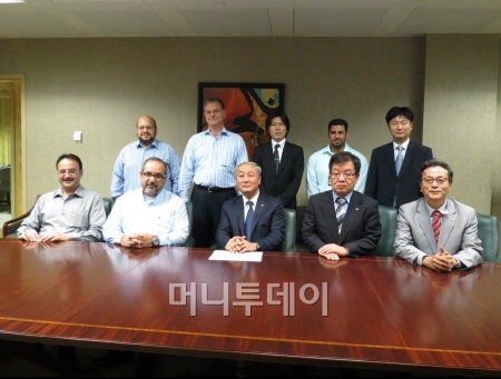 ↑페트로라빅2 프로젝트 계약 체결 후 우상룡 GS건설 해외사업총괄 사장(왼쪽 세번째)과 쥬데이미 사우디 아람코 부사장(왼쪽 두번째) 외 관계자들이 기념 촬영을 하고 있다.ⓒ사진제공=GS건설