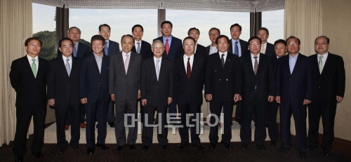 ↑ 손경식 대한.서울상공회의소 회장, 박용만 두산그룹 회장, 강덕수 STX그룹 회장 등 주요 참석인사들이 기념촬영을 하고 있다. (앞줄 왼쪽부터 이동근 대한.서울상의 상근부회장, 이인원 롯데그룹 정책본부 부회장, 이승한 홈플러스그룹 회장, 강덕수 STX그룹 회장, 손경식 대한.서울상의 회장, 박용만 두산그룹 회장, 신박제 NXP반도체 회장, 김억조 현대자동차 부회장, 유성근 삼화인쇄 회장, 서민석 동일방직 회장, 김원 삼양홀딩스 부회장, 뒷줄 왼쪽부터 김진형 남영비비안 사장, 김영대 대성산업㈜ 회장, 김반석 LG화학 부회장, 강호문 삼성전자 부회장, 김윤 대림산업 부회장, 김희용 동양물산기업 회장, 이운형 세아제강 회장, 우석형 신도리코 회장)