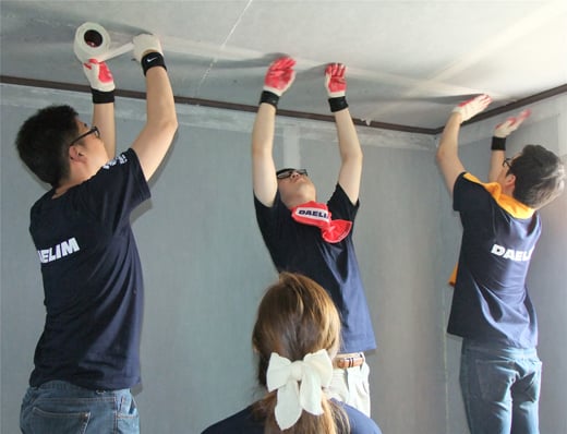 ↑대림I&S 직원들이 '사랑의 집수리' 활동을 펼치고 있다. ⓒ서울시 제공