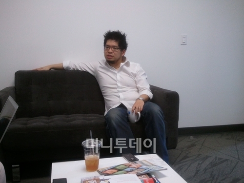 구겨진 셔츠와 턱수염, 그에게서 억만장자를 연상할 수 있는 것은 아무것도 없었다. 달랑 200불과 담요 한 장의 초심, 그리고 문제를 해결하겠다는 의지만이 아직 그를 지배하는 정신이었다. /산 마테오=유병률기자