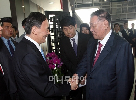 ↑정몽구 회장(사진 오른쪽)이 여수엑스포 내 국제관에서 열린 조직위원회 주최 오찬에서 왕치산 중국 국무원 부총리(왼쪽)와 악수하고 있는 모습.