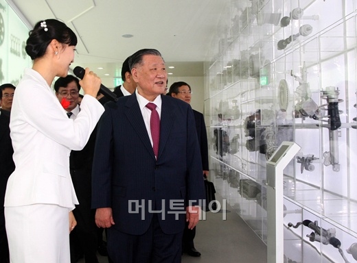 ↑정몽구 회장이 현대차그룹관 내에 전시된 차량 모형 전시물을 둘러보고 있는 모습.