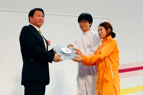 ↑6월 29일 SK하이닉스 청주 M12 라인의 준공식에서 최태원 회장이(왼쪽) 직원 대표에게 전달한 웨이퍼를 라인에 첫 투입하며 본격적인 양산 개시를 알렸다.