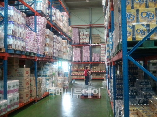 제주도수퍼마켓협동조합 직원이 물류창고에서 물건들을 점검하고 있다.