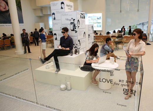 ↑경기 성남시 분당구 정자동 163번지에 위치한 현대엠코 '정자역엠코헤리츠' 모델하우스에서 헤리티안(Heritian)을 표현한 남녀 모델들이 엠코 헤리츠 실제 라이프스타일을 퍼포먼스로 표현하고 있다. ⓒ현대엠코 제공.