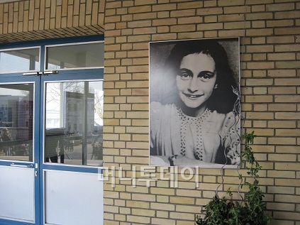 ↑ 학교 내부에 걸려있는 안네의 사진ⓒ정진우 기자