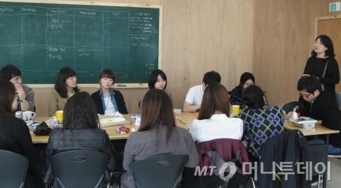 ↑지난해 11월 윤리적소비 캠페인단 보라 3기 모임에 참석한 이은애 씨즈 이사장. ⓒ보라
