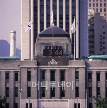 ↑옛 서울시청사에 설치된 스와치의 원형(아날로그) 시계