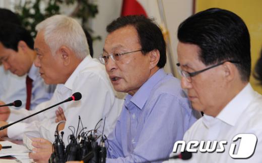 민주통합당 이해찬 대표가 11일 오전 서울 여의도 국회에서 열린 최고위원회의에 참석해 모두발언을 하고 있다. 이 대표는 "검찰에게 다시한번 야당에 대한 정치공작을 즉각 중단하기를 촉구한다"며 "오늘중으로 검찰의 야당에 대한 정치공작대책위를 발족하겠다"고 밝혔다. 2012.7.11/뉴스1  News1 양동욱 기자