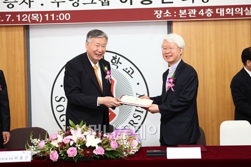 ↑이중근 부영그룹 회장(사진 왼쪽)이 유시찬 서강대학교 이사장과 학생회관 기증 협약을 맺은 후 기념촬영을 하고 있다 ⓒ부영그룹 제공