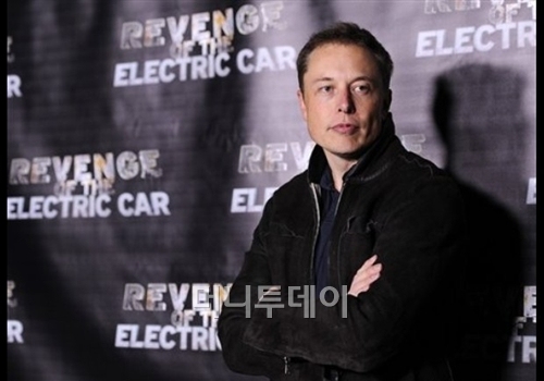 인터넷 소프트웨어로 큰 돈을 벌어 전기자동차를 만들고, 우주선까지 쏘아올린 엘론 머스크.<출처:포브스>