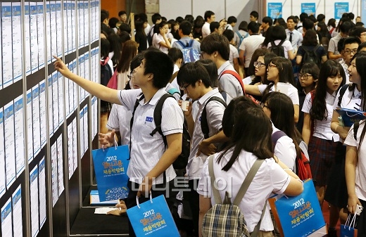 ↑ '2012 열린 고용 채용박람회' 참여한 고졸 취업 예정자ⓒ홍봉진