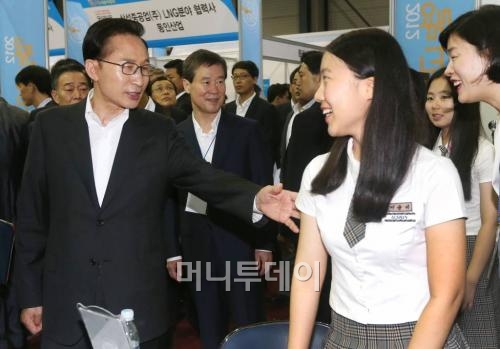 ↑ '2012 열린 고용 채용박람회' 방문한 이명박 대통령ⓒ홍봉진 기자