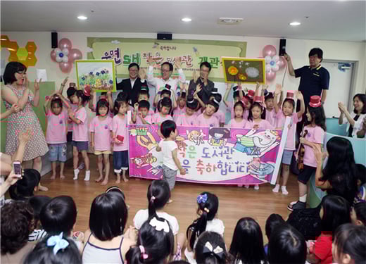 ↑지난 20일 오후 열린 우면2지구 작은도서관 개관식에서 SH공사 이용덕 본부장과 진익철 서초구청장 등이 어린이와 함께 개관을 축하하고 있다. ⓒSH공사 제공