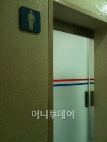 ▲민원 후 슬라이딩 도어를 달아준 남자화장실