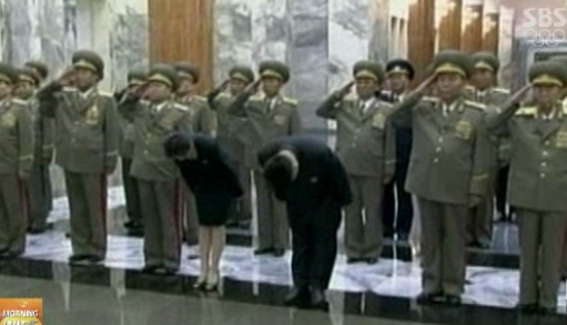 지난 8일 김정은 북한 노동당 제1비서가 김일성 주석 18주기를 맞아 금수산태양궁전을 참배할 당시 보도화면. ⓒSBS