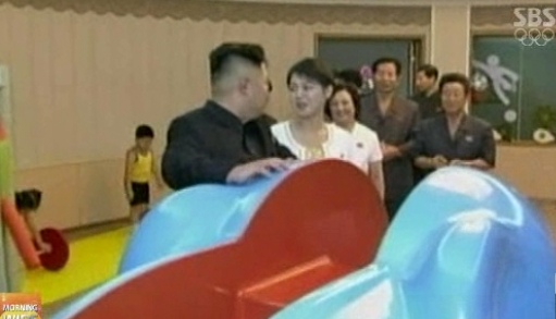 지난14일 김정은 북한 노동당 제1비서가 경상유치원 현지 지도에 나섰을  당시 보도화면. ⓒSBS