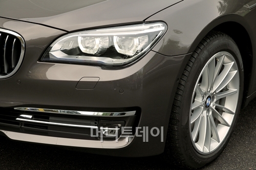 ↑BMW750i 헤드램프