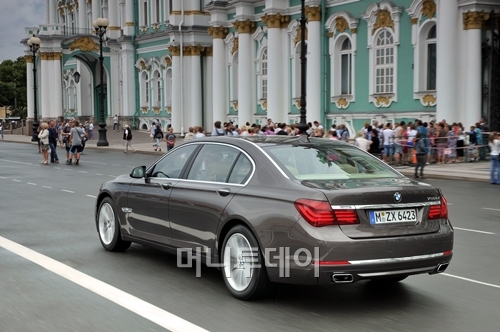 ↑BMW750Li 후측면