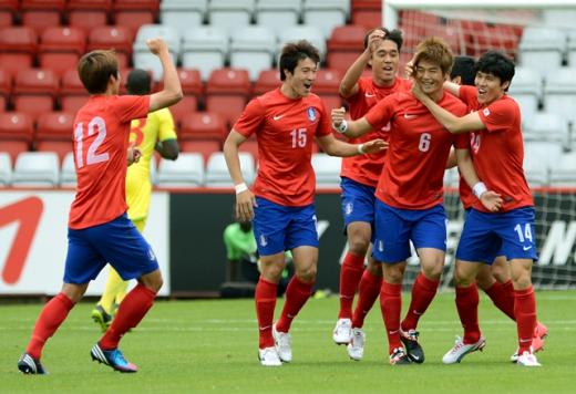 구자철이 영국 런던 인근 스티브니지 라멕스축구경기장에서 열린 세네갈과의 평가전에서 3-0으로 앞서가는 세번째 골을 성공시킨 후 독특한 세리머니를 시도하려다 기성용에게 거절당했다. (사진=올림픽사진공동취재단)