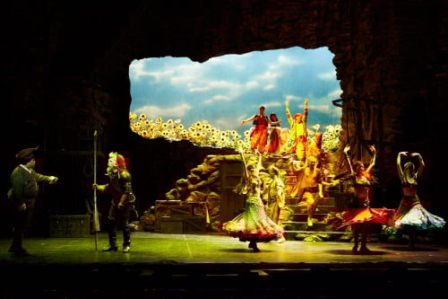 ↑뮤지컬 '맨 오브 라만차'의 무대는 지하감옥에서 여관, 성당, 해바라기 밭으로 바뀌는 등 다양한 전환으로 관객의 눈을 즐겁게 한다. ⓒ오디뮤지컬컴퍼니