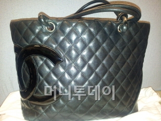 ↑샤넬 2004년형  '깜봉 라지 숄더백'
