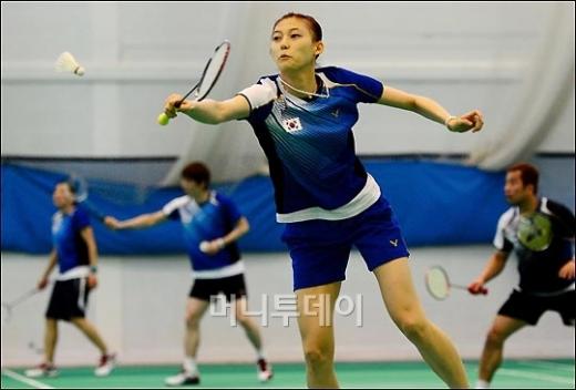 지난 22일 배드민턴 국가대표 선수들이 런던올림픽 훈련 캠프가 차려진 브루넬대학 근처 실내연습장에서 훈련을 가졌다. 대표팀 남녀 선수들이 런던올림픽 메달을 향해 막바지 비지땀을 흘리고 있다. 여자복식에 출전하는 김하나가 훈련을 하고 있다.(런던=올림픽사진공동취재단)