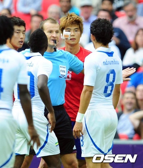2일(한국시간) 새벽 영국 런던 웸블리 스타디움에서 벌어진 2012런던올림픽 남자축구 조별리그 B조 최종전 가봉과의 경기, 후반 기성용에게 파울을 한 가봉 은둠부가 공을 쓰러져 있는 기성용의 머리에 던졌다. 이에 흥분한 기성용이 달려들고 있다. ⓒOSEN(런던=올림픽사진공동취재단)