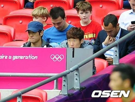 2일(한국시간) 새벽 영국 런던 웸블리 스타디움에서 벌어진 2012런던올림픽 남자축구 조별리그 B조 최종전 가봉과의 경기, 경기장을 방문한 이청용과 박지성이 경기를 바라보고 있다. ⓒOSEN(런던=올림픽사진공동취재단)